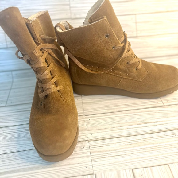 Size 11 women’s bearpaw boots worn maybe twice - Picture 4 of 6